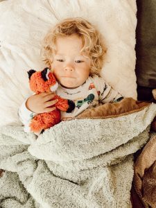 Toddler sleeping with saranoni blanket